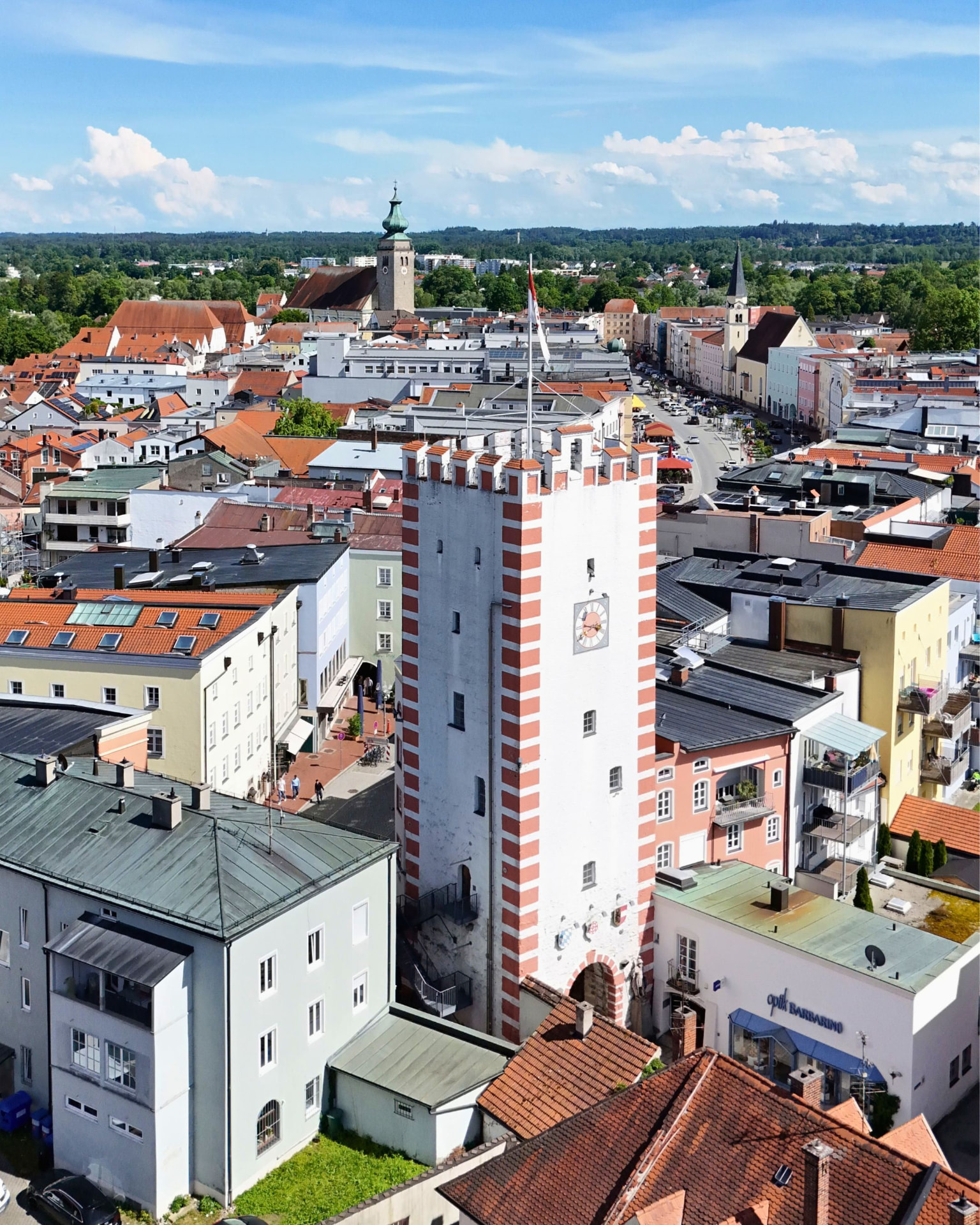 Luftaufnahme der Mühldorfer Altstadt mit dem historischen Torturm